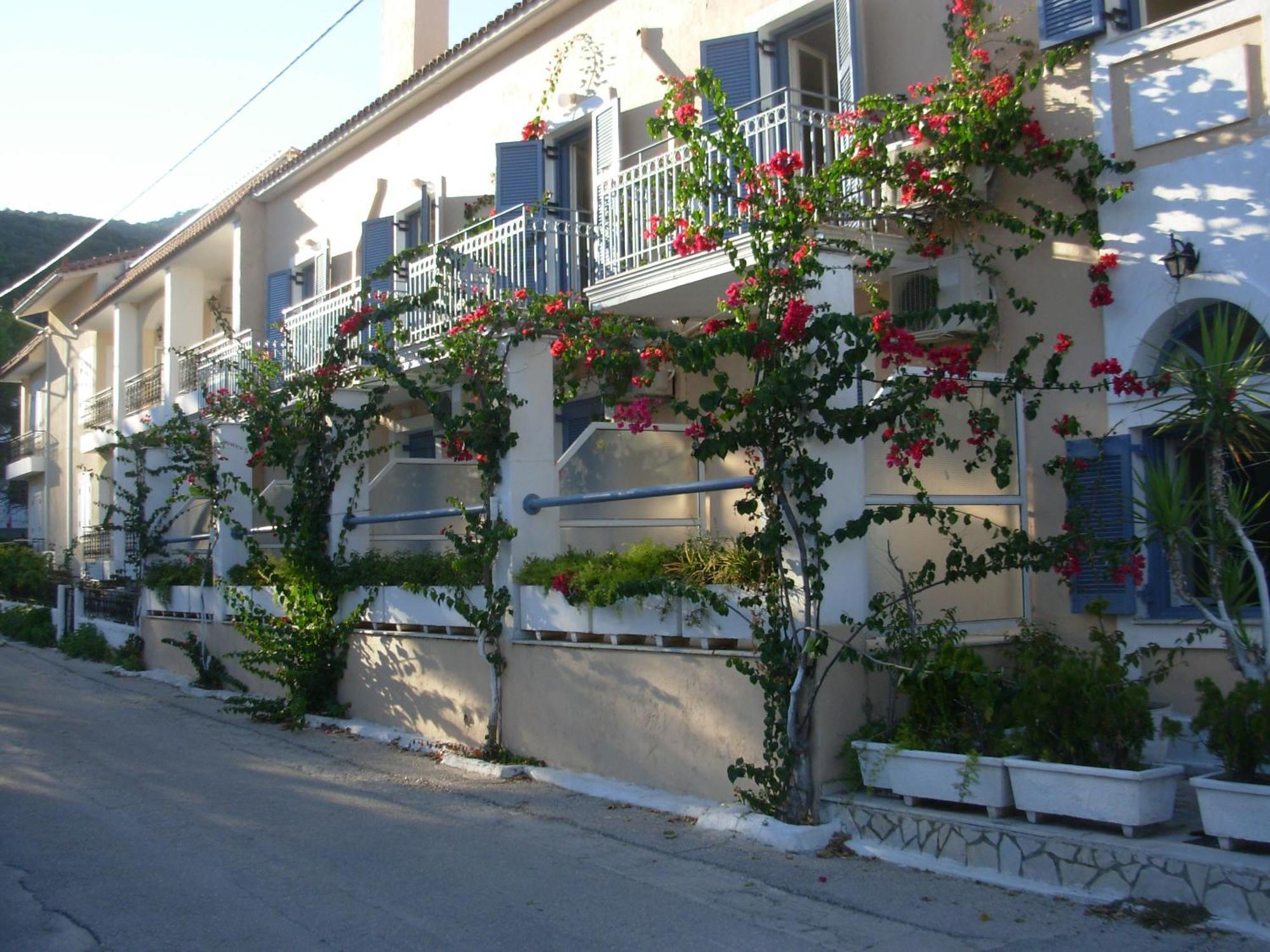 Louisa Studios Poros  ภายนอก รูปภาพ